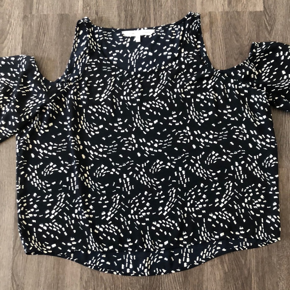 cupcakes and cashmere Cold Shoulder Summer Blouse - Picture 4 of 8